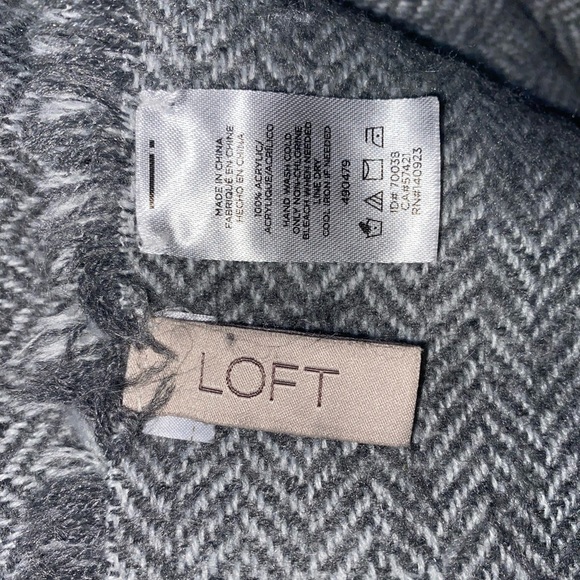 Loft NWOT Gray and White Herringbone Scarf - Picture 3 of 3